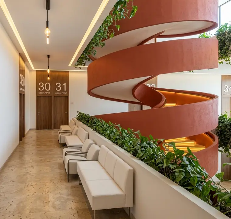 Render del pasillo de consultorios con bancas y jardinera